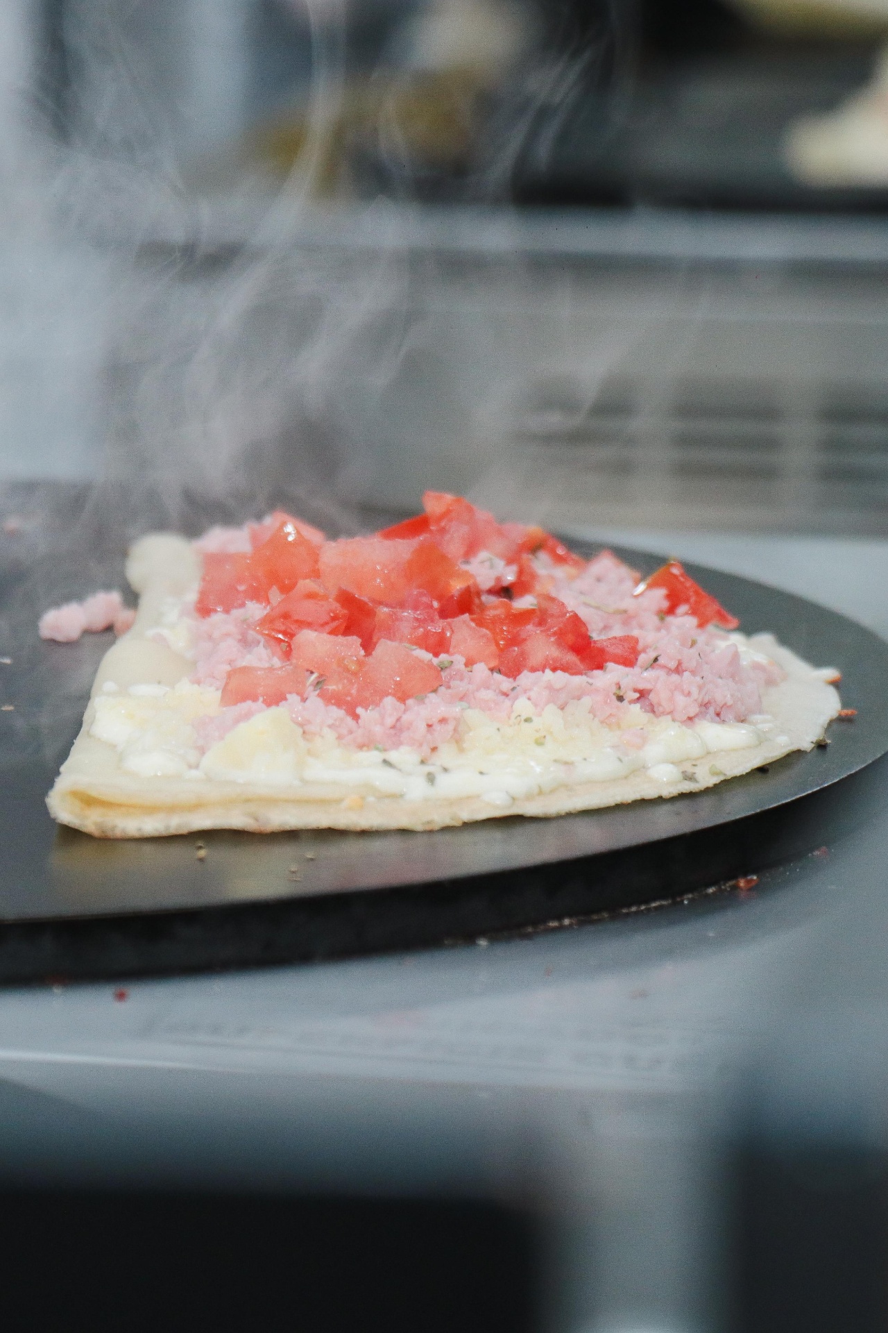 Crepe francês sendo flambado em uma frigideira